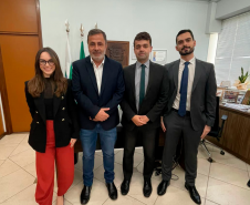 Imagem do defensor público-geral André Giamberardino, junto do defensor público Fabiano Augusto Malaghini, da defensora pública Maria Luiza Furbino de Novaes Gomes e do prefeito de União da Vitória Bachir Abbas