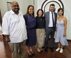 Imagem que mostra o presidente da ASSEDEPAR, Clodoaldo Porto, a defensora-geral em exercício, Olenka Lins, a vice-corregedora da DPE-PR, Josiane Lupion, o corregedor, Henrique Gonçalves, e a assistente social Janaine Nunes.