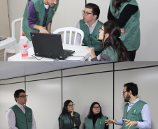 Imagem da equipe da defensoria prestando atendimento no mutirão