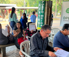 Imagem que mostra algumas pessoas aguardado atendimento e outras sendo atendias no mutirão realizado no TTU de Foz do Iguaçu.