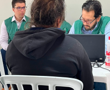Imagem da equipe da defensoria prestando atendimento no mutirão
