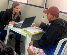 Imagem da equipe da defensoria prestando atendimento no mutirão