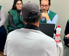 Imagem da equipe da defensoria prestando atendimento no mutirão