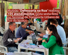 Imagem com registro fotográfico do mutirão de atendimento à população da Defensoria Pública do Estado do Paraná em Foz do Iguaçu, sob o título "Mutirão Defensoria na Rua realizou 105 atendimentos nesta sexta-feira no Terminal de Transporte Urbano de Foz do Iguaçu".