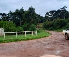 Um trecho de uma das estradas de terra usadas pelas crianças com muito buraco e lama.