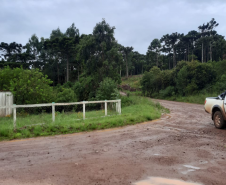 Um trecho de uma das estradas de terra usadas pelas crianças com muito buraco e lama.