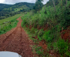 Um trecho de uma das estradas de terra usadas pelas crianças com muito buraco.