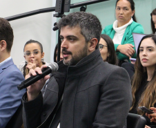 Corregedor-geral da Defensoria Pública do Paraná Henrique de Almeida Freire Gonçalves fazendo uma intervenção durante as apresentações. 