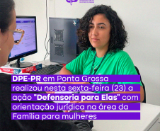 Imagem com foto de atendimento realizado durante a ação Defensoria Para Elas em Ponta Grossa, sob o título, em roxo "DPE-PR em Ponta Grossa realizou nesta sexta-feira (23) a ação 'Defensoria Para Elas' com orientação jurídica na área da Família para mulheres".