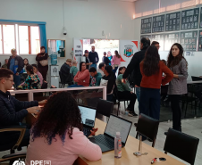 Imagem que mostra diversas pessoas aguardando atendimento na Câmara Municipal de Itapejara D'Oeste.