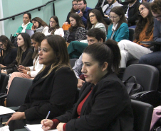 Imagem dos defensores e defensoras no auditório. Em primeiro plano, a 1ª Subdefensora Pública-Geral Olenka Lins e Silva.