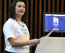 Presidente da Adepar, defensora pública Jeniffer Beltramin Scheffer, em discurso durante a homenagem à Defensoria na Assembleia Legislativa do Paraná.