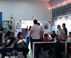 Imagem que mostra pessoas aguardando atendimento. 