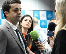 Defensor público-geral André Giamberardino concedendo entrevista após a homenagem à Defensoria na Assembleia Legislativa do Paraná.