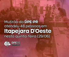 Imagem em tom avermelhado, escuro, que mostra pessoas no mutirão. O título da matéria está escrito em branco “Mutirão da DPE-PR atendeu 48 pessoas em Itapejara D'Oeste nesta quinta-feira (29/06)”. Abaixo, está o logo da Defensoria, também na cor branca.