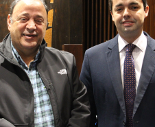 Imagem com foto do Defensor Público-Geral do Paraná, André Ribeiro Giamberardino, e do deputado estadual do Paraná Hussein Bakri.