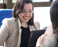 Imagem que mostra a defensora pública Mariana Amorim durante um atendimento.