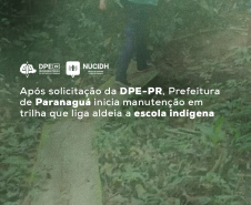 Imagem desfocada de servidora do NUCIDH andando sob tablado de madeira na trilha que liga a aldeia Tekoa Takuaty até a Escola Indígena. Por cima da imagem está a frase "Após solicitação da DPE-PR, Prefeitura de Paranaguá inicia manutenção em trilha que lida aldeia a escola indígena". Em cima da frase, estão os logos da Defensoria Pública do Paraná e do Nucidh.