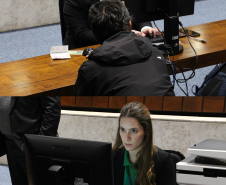 Imagem com fotos de atendimento do mutirão Concilia Paraná, em Curitiba.