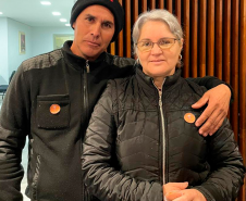 Imagem com foto de ex-casal atendido no mutirão Concilia Paraná, em Curitiba.