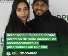 A imagem mostra pai e filha socioafetivos em frente a um painel com o nome e o logotipo da Defensoria. Ambos sorriem para a foto e estão próximos um do outro, em uma posição de proximidade e afeto.