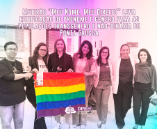 Imagem que mostra diversas pessoas da equipe que trabalhou no mutirão segurando uma bandeira LGBT com as cores do arco-íris. Acima das pessoas, está escrito o título da matéria “Mutirão Meu Nome, Meu Direito leva retificação de prenome e gênero para as populações transgênero e não-binária de Ponta Grossa”.