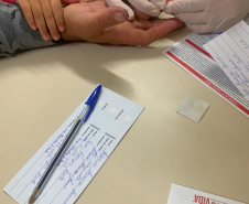 Imagem que mostra em detalhes a delicada retirada de DNA dos assistidos.