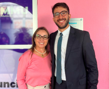 Na faixada do Ponto de Atendimento à Mulher está pousando para a foto a Secretária Municipal da Mulher, Vandecy Dutra e o defensor público, coordenador das sedes do litoral, Vinícius de Godeiro.