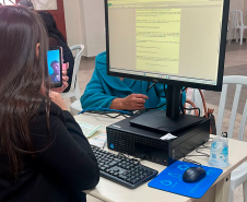 Imagem mais detalhada do atendimento dos defensores, mostrando o defensor em chamada de vídeo com um assistido.