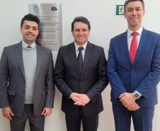 Imagem do Defensor Público-Geral, André Giamberardino junto de autoridades locais ao lado da placa de inauguração da nova sede em Apaucarana.