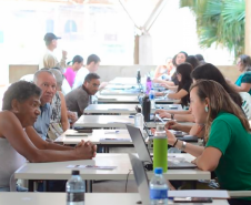 Imagem que mostra várias mesas de atendimento no mutirão.