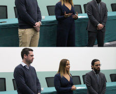 As duas imagens mostram as mesmas pessoas de pé, conversando com pessoas que não aparecem na imagem. Eles sorriem. A mulher, ao centro, fala enquanto os homens ao lado dela escutam. 