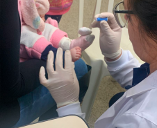 Imagem que mostra a delicada retirada de DNA dos filhos dos assistidos.