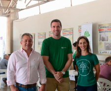Imagem que mostra o prefeito de Cambé, Conrado Ângelo Scheller, o defensor público Matheus Munhoz e a defensora pública Aline Bastos.