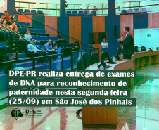 Imagem que mostra o defensor Matheus Munhoz falando para pessoas que aguardam atendimento para a entrega de DNA. Elas estão sentadas em cadeiras destinadas ao público na Câmara Municipal de São José dos Pinhais. Na imagem é possível ler o título da matéria DPE-PR realiza entrega de exames de DNA nesta segunda-feira (25/09) em São José dos Pinhais. Abaixo está o logo da DPE-PR.