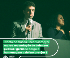 Imagem que mostra o defensor-geral André Giamberardino discursando no evento de sua recondução ao cargo. Acima da imagem está escrito o título da matéria.