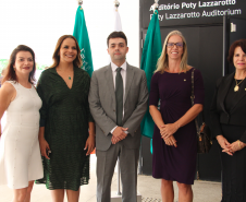 Imagem do defensor-geral André Giamberardino com a coordenadora-geral de acesso à justiça e redução de litigiosidade do Ministério da Justiça, Kelen Cristina de Oliveira, a subdefensora-geral Olenka Lins e Silva, a presidenta da Adepar, Jeniffer Scheffer, e a subcorregedora-geral da DPE-PR, Josiane Fruet Bettini Lupion.