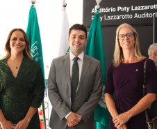 Imagem do defensor-geral André Giamberardino com a coordenadora-geral de acesso à justiça e redução de litigiosidade do Ministério da Justiça, Kelen Cristina de Oliveira, e com a subdefensora-geral Olenka Lins e Silva.