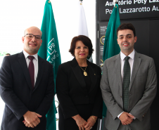 Imagem do defensor-geral André Giamberardino com a primeira defensora-geral do Paraná, Josiane Fruet Bettini Lupion, e o ex-defensor-geral Eduardo Pião Ortiz Abraão.
