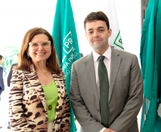 Imagem do defensor-geral André Giamberardino com a subprocuradora-geral de Justiça para Assuntos de Planejamento Institucional do Ministério Público do Paraná, Samia Saad Gallotti Bonavides.