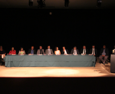 Imagem da mesa com as autoridades presentes no evento.