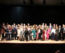 Imagem que mostra todos os defensores e defensoras presentes na cerimônia no palco do auditório.