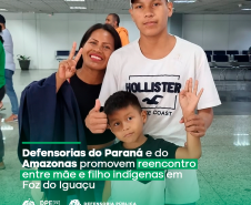 Imagem na qual mostra a arte principal da matéria, tendo como fundo a foto da família mencionada. A foto conta com a família, a mãe sorrindo enquanto abraça seu filho mais velho e seu filho mais novo, abaixo deles, o título "Defensoria do Paraná e do Amazonas promovem reencontro entre mãe e filho indígenas em Foz de Iguaçu".