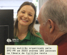 Imagem de uma assessora jurídica da Defensoria atendendo um senhor. Ela esta sorrindo e olhando para a tela do computador. Por cima da iamgem, está o título da matéria. Acima, o logo da Defensoria.