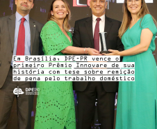 Imagem de foto da assistente social Nilva Maria Rufatto Sell, da defensora pública Mariela Reis Bueno e do defensor público-geral do Paraná, André Ribeiro Giamberardino, recebendo Prêmio Innovare do ministro do Supremo Tribunal Federal Alexandre de Moraes, sob o título "Em Brasília, DPE-PR vence primeiro Prêmio Innovare de sua história com tese sobre trabalho doméstico para remição de pena".