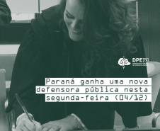 Imagem que mostra a nova defensora pública, Gabriela Vizel Gomes, assinando o seu termo de posse. A imagem tem tons verdes e por cima está escrito o título da matéria.