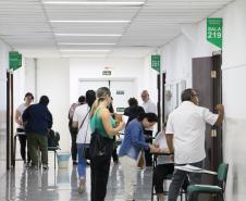 Imagem que mostra a entrada de candidatos e candidatas em salas de aplicação de prova do concurso.