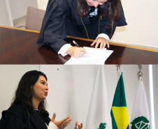 Imagem em formato de colagem, na imagem acima, uma foto retrato da nova Defensora Pública assinando seu termo de exercício como Defensora Pública, na imagem abaixo, mostra ela discursando ao lado de três bandeiras, sendo a primeira uma bandeira do Paraná, a segunda, uma bandeira do Brasil e a terceira sendo a bandeira da Defensoria Pública do Estado do Paraná.