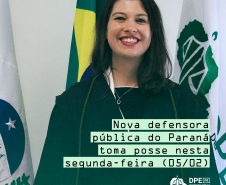 Imagem contendo uma foto retrato da nova Defensora Mariane Guimarães, ela está sorrindo usando a beca de defensor público e atrás dela, a bandeira do Paraná, do Brasil e uma da Defensoria Pública do Estado do Paraná. Em maior destaque, em tarjas esverdeadas, o título da matéria.