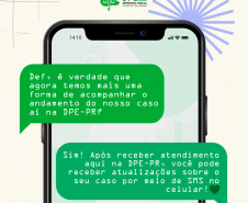 Imagem com um fundo branco emulando papel, e de destaque, um celular estilizado com dois balões de mensagem verde. O primeiro balão, superior, diz "Def, é verdade que agora temos mais uma forma de acompanhar o andamento do nosso caso aí na DPE-PR?" e segundo balão, logo abaixo, diz "Sim! Após receber o atendimento aqui na DPE-PR, você pode receber atualizações sobre o seu caso por meio de SMS no celular!" e um coração verde ao lado.